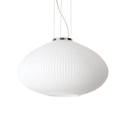 Parfait pour les amateurs de design moderne : notre Suspension PLISSE verre soufflé Ø 35 ou 45 offre une lumière élégante et ajustable.