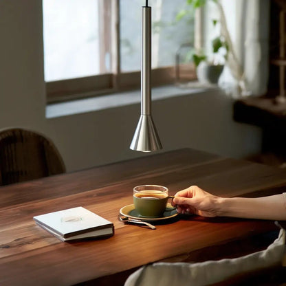 Suspension LED DIESIS nickel mat en situation au dessus d'une table
