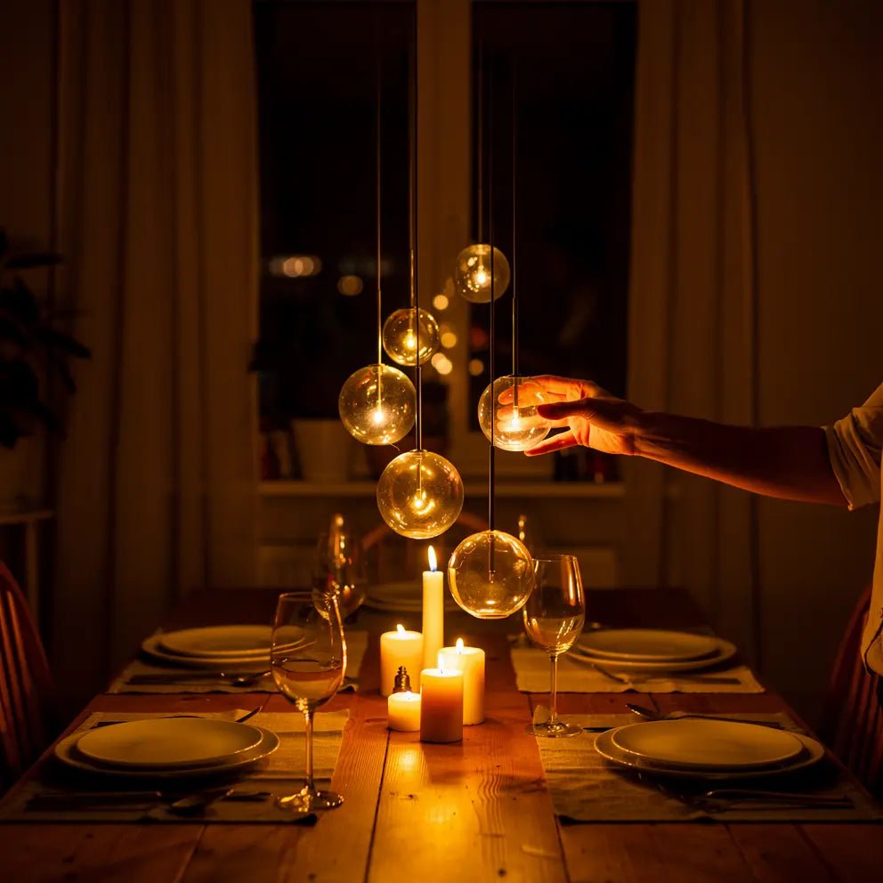 Suspension ÉQUINOXE 6 verres fumés éclairant une table de dîner