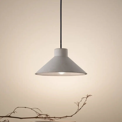 Vue d'ensemble de l'légante suspension OIL-6 : modernité et robustesse en béton