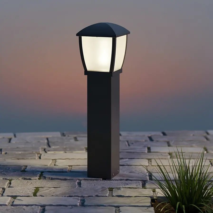 Borne extérieure WILMA-G | Design durable pour espaces extérieurs en situation sur une terrasse