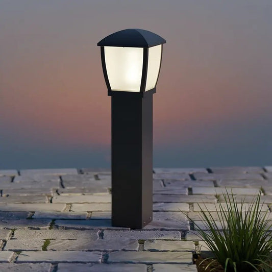 Borne extérieure WILMA-G | Design durable pour espaces extérieurs en situation sur une terrasse