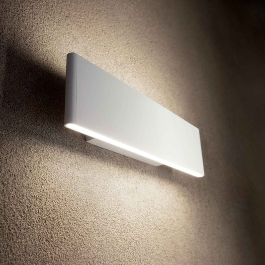 Applique murale DESK, structure en aluminium finition par vernis à la poudre blanc mat. Elle est équipée d'une source LED de 2 x 6 watts