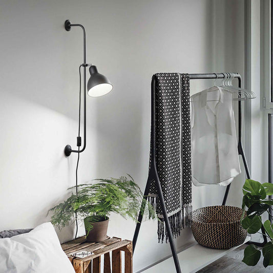 Applique murale orientable SHOWER - Éclairez avec style grâce à sa structure en métal noir mat. Diffuseur réglable en hauteur pour un éclairage optimal.