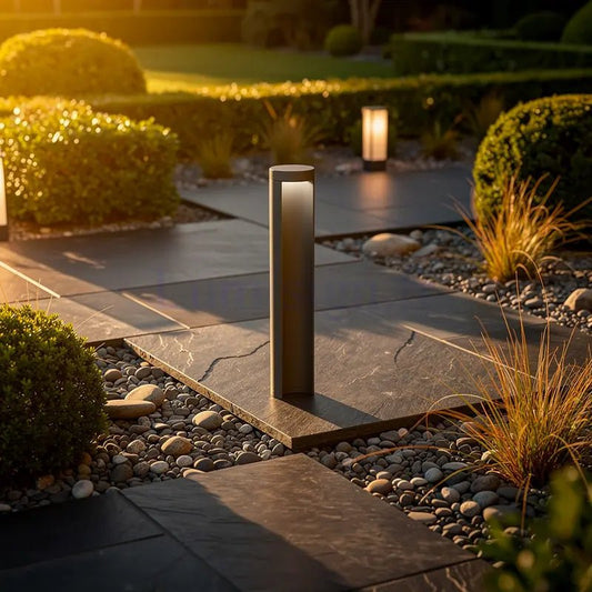 Borne LED extérieure Chandra - Éclairage design Faro en situation dans un jardin