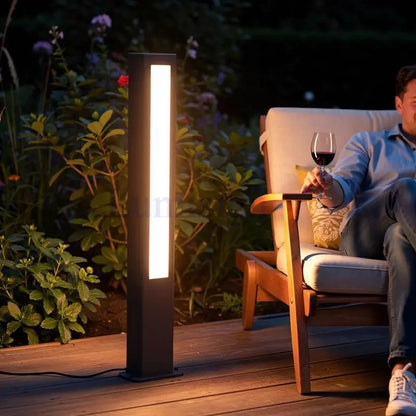 Borne LED extérieure NANDA-G - Éclairage jardin design en situation sur une terrasse