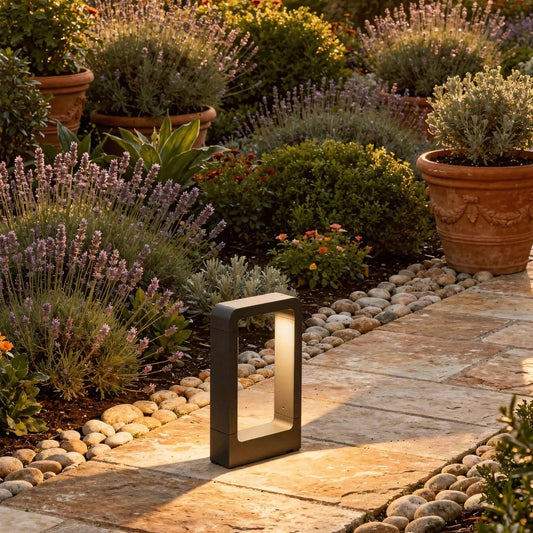 Borne lumineuse DAS-P : éclairage LED extérieur décoratif en aluminium en situation dans une allée de jardin