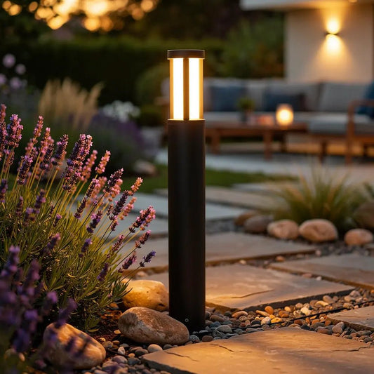 Borne extérieure LED LOGAR 12W IP54 – Éclairage blanc chaud en situation dans une allée de jardin
