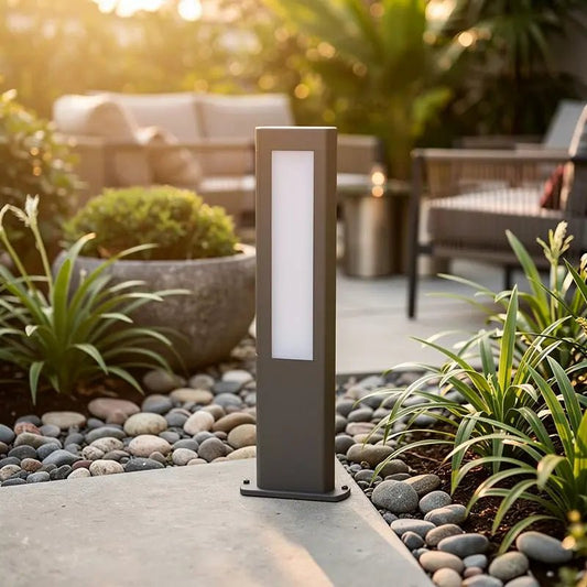 Borne LED extérieure NANDA-P - Éclairage jardin 500 lm en situation sur une terrasse