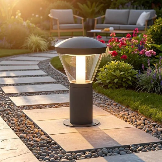 Borne extérieure LED SHELBY-330 : balise design gris foncé pour un jardin en situation dans une allée de jardin