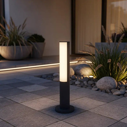Borne extérieure BERET-P LED 8W IP54 4000K – Éclairage sécurisé en situation sur une terrasse