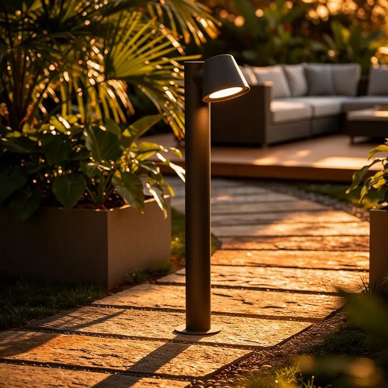 Détail Borne extérieure Gina Faro Barcelona - Éclairage jardin IP44 
en situation dans une allée de jardin