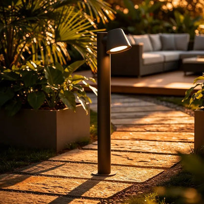 Détail Borne extérieure Gina Faro Barcelona - Éclairage jardin IP44 
en situation dans une allée de jardin