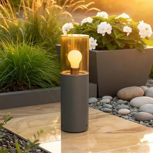 Borne extérieure KILA IP65 gris foncé : potelet design en verre fumé pour éclairage décora