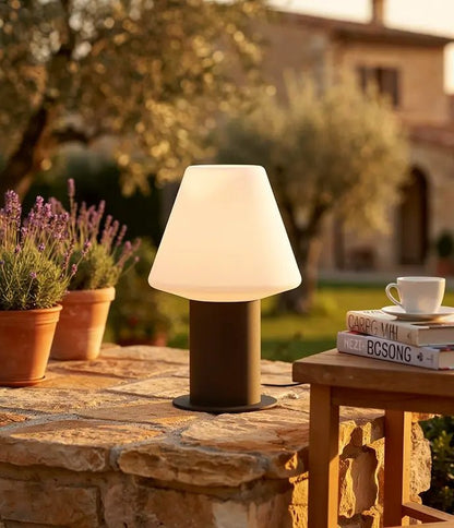 Borne extérieure MISTU-P : éclairage design pour jardin et terrasse en situation sur un muret