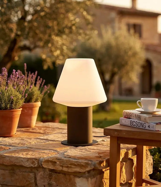 Borne extérieure MISTU-P : éclairage design pour jardin et terrasse en situation sur un muret