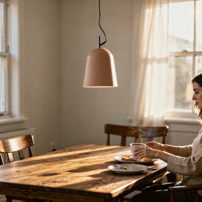 Suspension rose STUDIO 290 au dessus d'une table de cuisine en bois vernis
