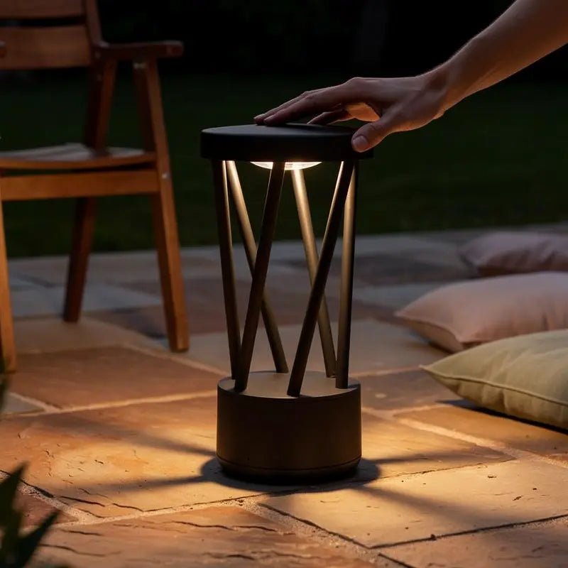Borne LED extérieure TWIST-1 300 mm | Éclairage jardin IP65 en situation sur une terrasse