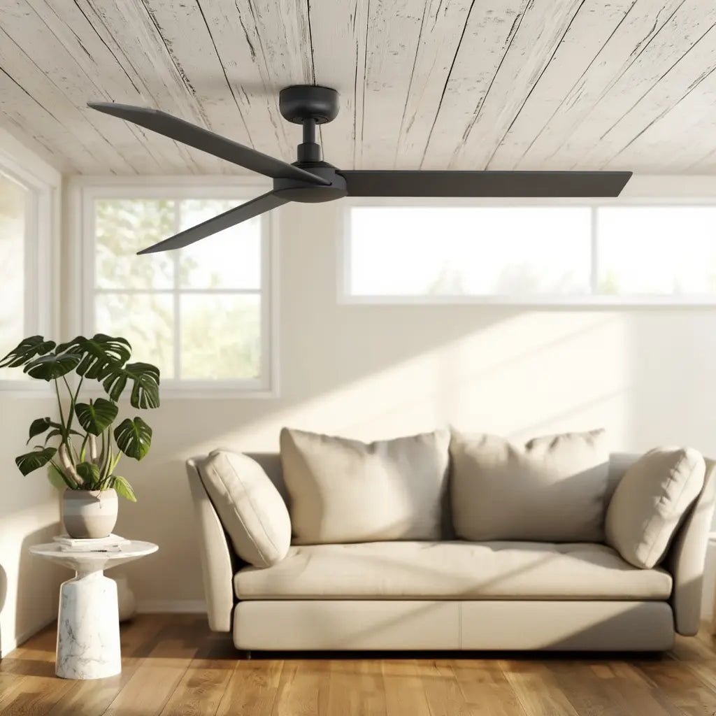 Ventilateur de plafond RUDDER L noir installé dans un salon lumineux au plafond en bois, au-dessus d’un canapé beige.