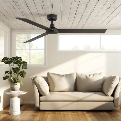 Ventilateur de plafond RUDDER L noir installé dans un salon lumineux au plafond en bois, au-dessus d’un canapé beige.