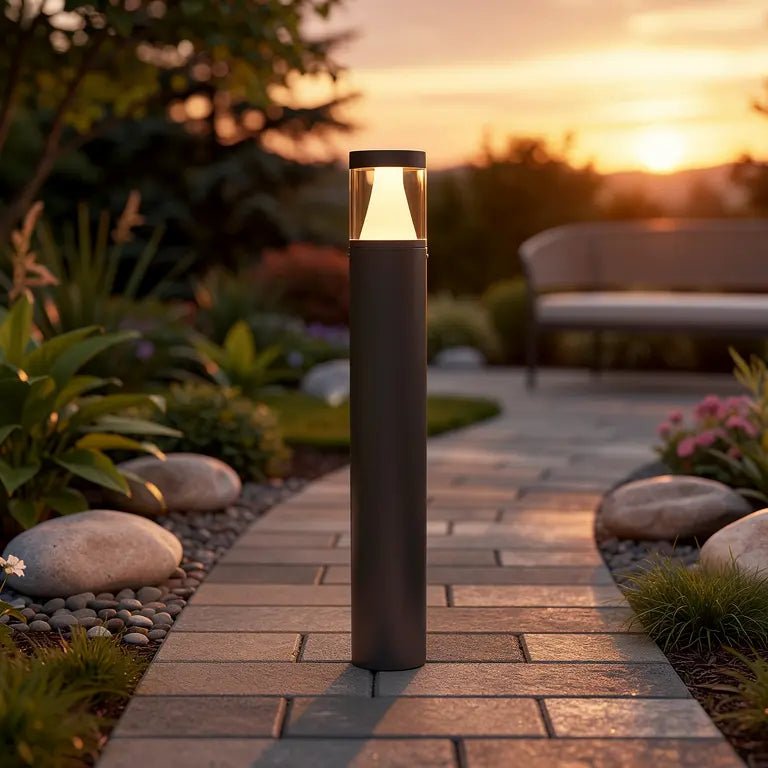 Borne LED extérieure PLIM-1 Faro - Éclairage 10W design en situation dans une allée de jardin