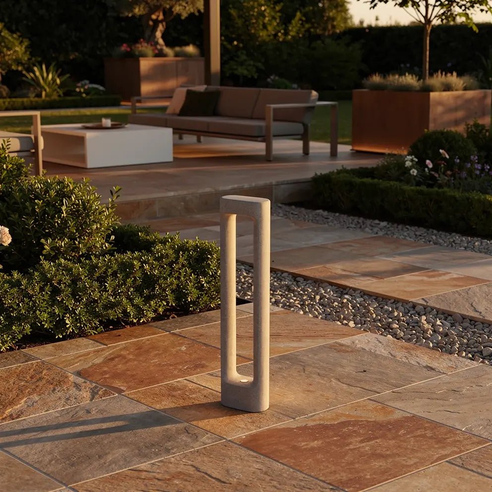 Borne lumineuse LED TOTEM-611 en béton hauteur 61 cm en situation sur une terrasse en dallage