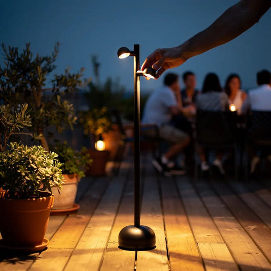 Borne extérieure LED BROT : borne lumineuse IP65 en situation sur une terrasse en bois