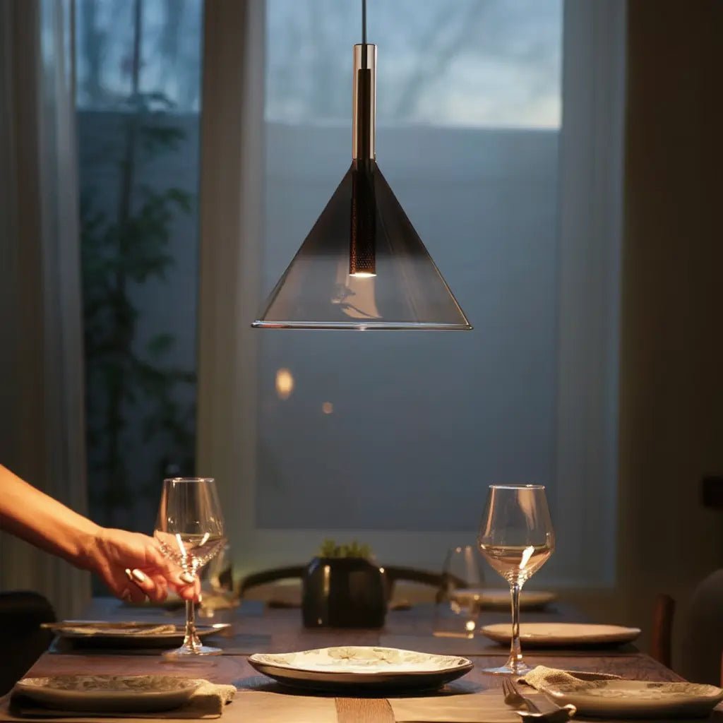 Suspension EMPIRE Cono en situation dans une salle à manger. Suspendez votre décoration avec élégance