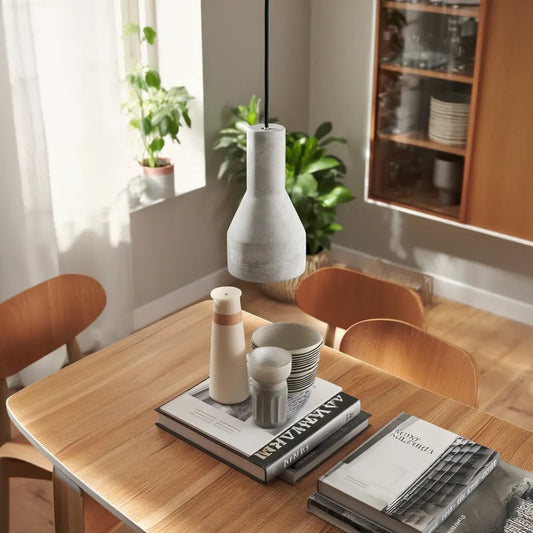 Suspension en béton OIL-1 en situation dans une salle à manger. Élégance industrielle pour votre intérieur.