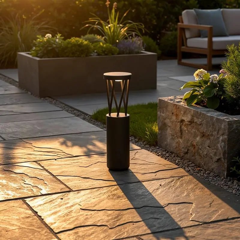 Borne extérieure TWIST-2 LED 500 mm en situation dans une allée de jardin