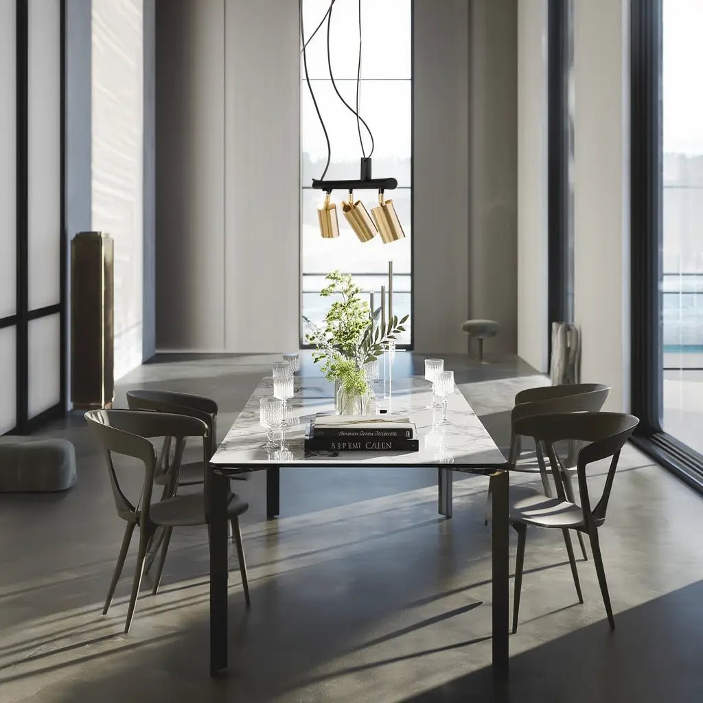 Suspension DYNAMITE SP4 noir et laiton : luminaire 28W Ideal Lux réglable en situation dans une salle à manger