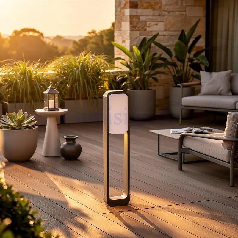 Borne extérieure LED STICKER : lumineuse design en situation sur une terrasse en bois