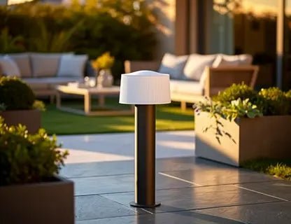 Borne Muffin Faro gris foncé E27 - Éclairage extérieur moderne en situation sur une terrasse