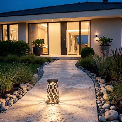 Borne extérieure LED SHADOW-450 en situation dans une allée de jardin