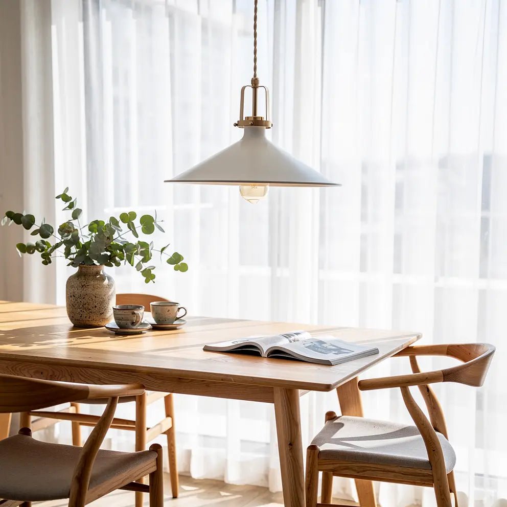 Suspension ERA-4 blanche au-dessus d’une table en bois avec vase