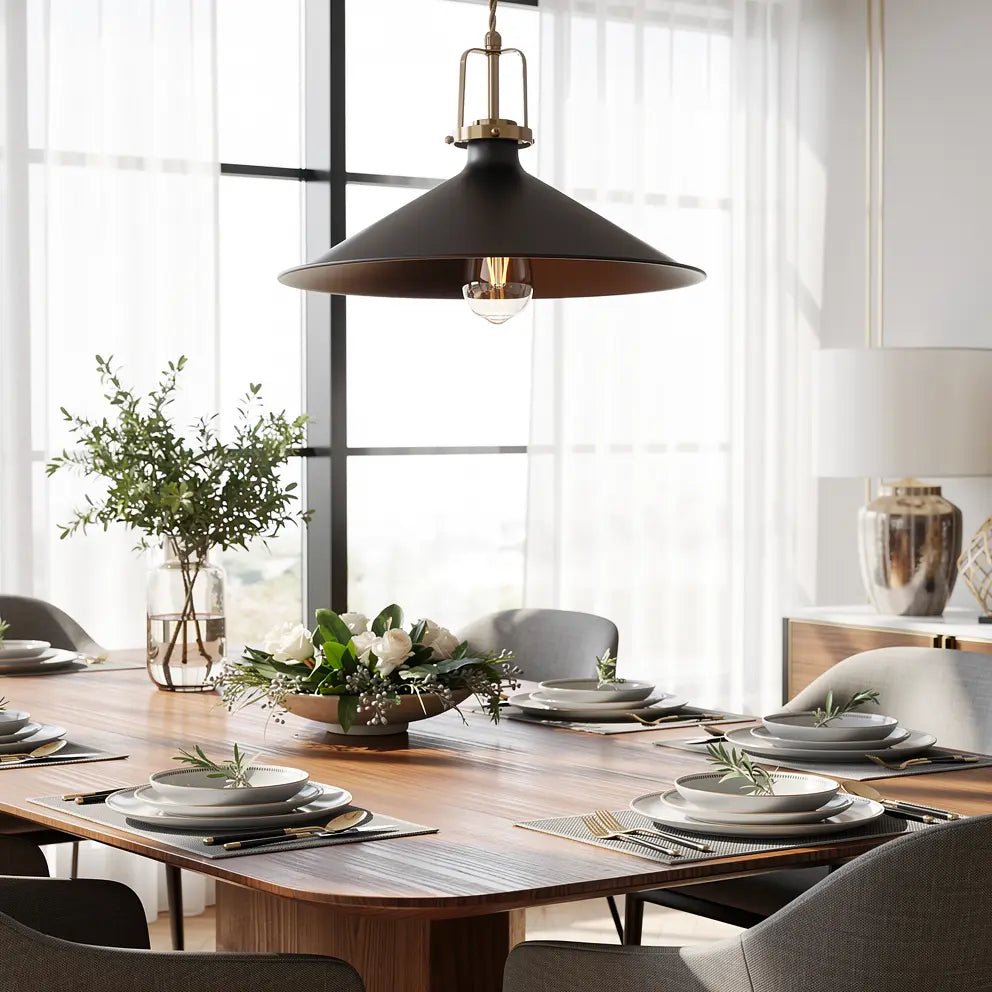 Suspension noire ERIS-4 au-dessus d’une grande table en bois