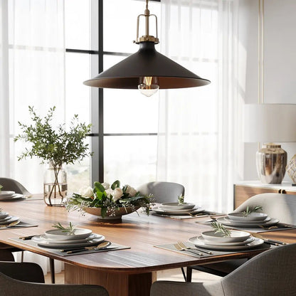 Suspension noire ERIS-4 au-dessus d’une grande table en bois