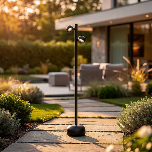 Borne lumineuse BROT éclairage LED pour jardin et terrasse, IP65, hauteur 90 cm en situation dans une allée de jardin