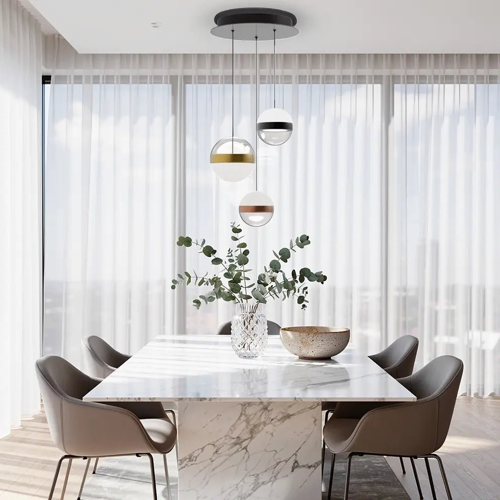 Suspension GALAXY 3: pendentifs sphériques suspendus au-dessus d'une table de salle à manger