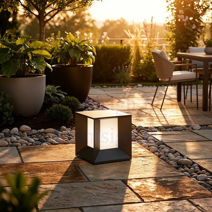 Borne LED MILA gris foncé : éclairage extérieur design moderne en situation dans un jardin
