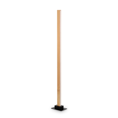 Premium lampadaire CRAFT bois naturel fabriqué avec bois naturel et métal verni noir mat. Offre un éclairage LED variable et design. 