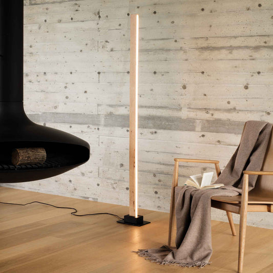 Lampadaire CRAFT bois naturel - Éclairage LED variable et design élégant en bois naturel. Base en métal noir mat pour une durabilité optimale.