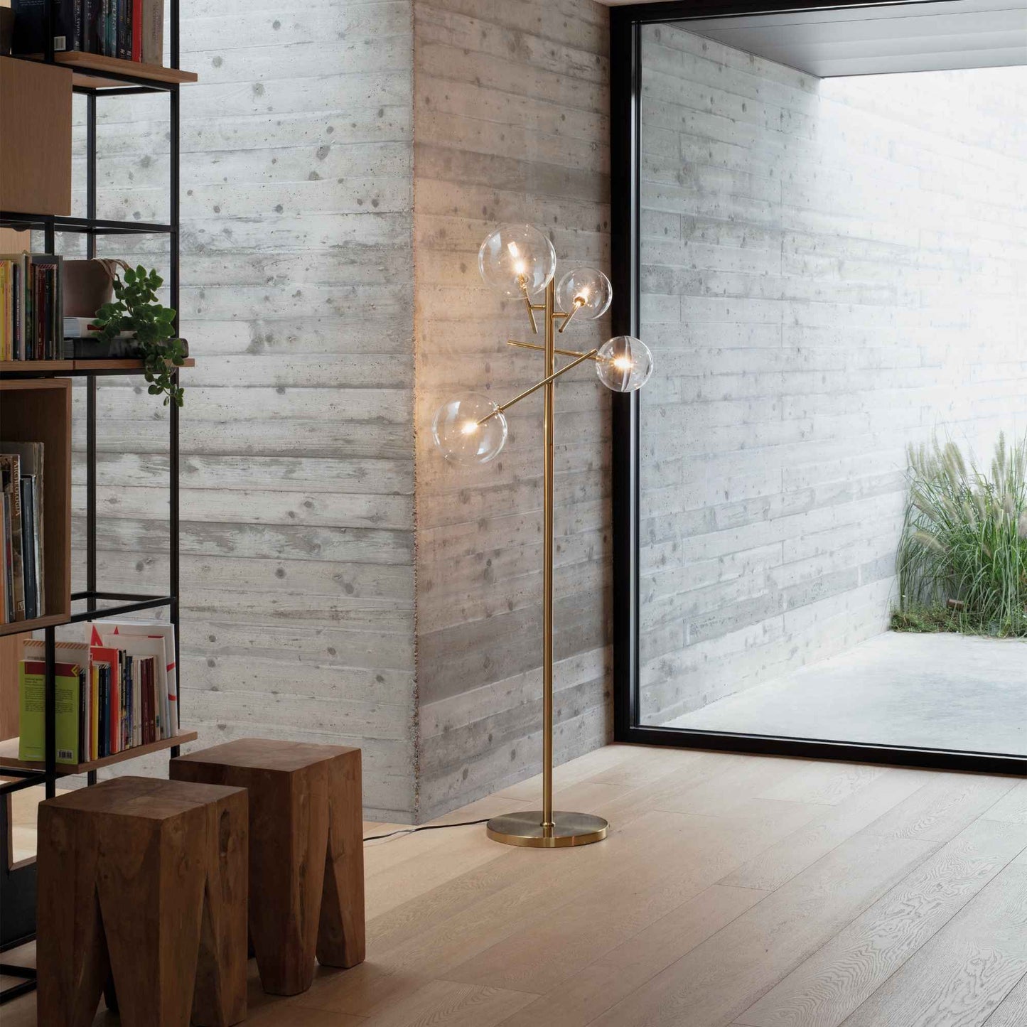 Premium lampadaire EQUINOXE laiton verres transparents made with structure métal finition laiton et verre borosilicaté. Illuminez votre intérieur avec style.