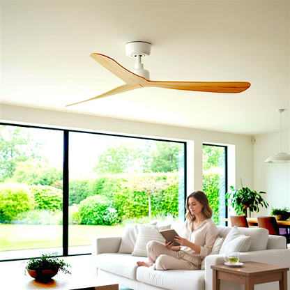 Ventilateur de plafond Lumisign ROCKER blanc avec 3 pales finition bois de frêne clair, design moderne et épuré.