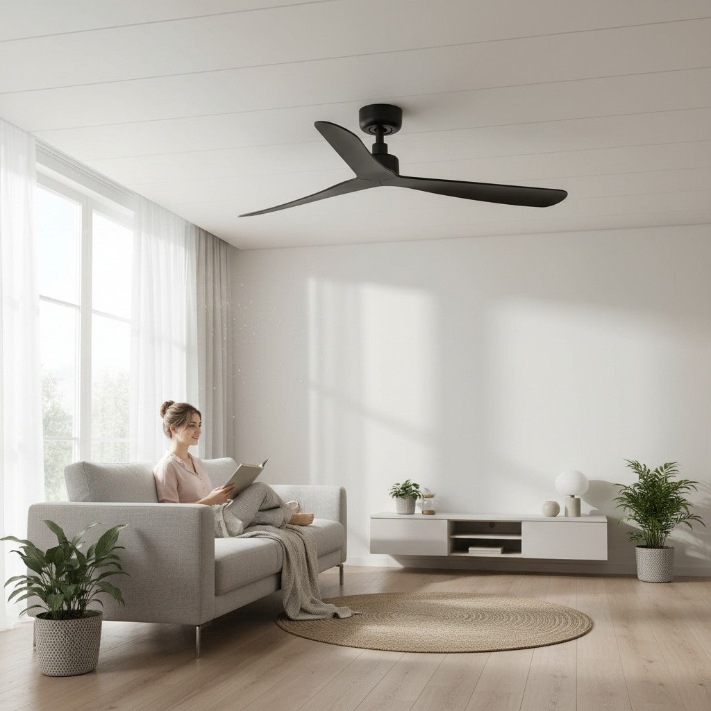 Lumisign ROCKER M, ventilateur de plafond noir mat avec 3 pales incurvées, moteur DC silencieux, 1320 mm de diamètre.