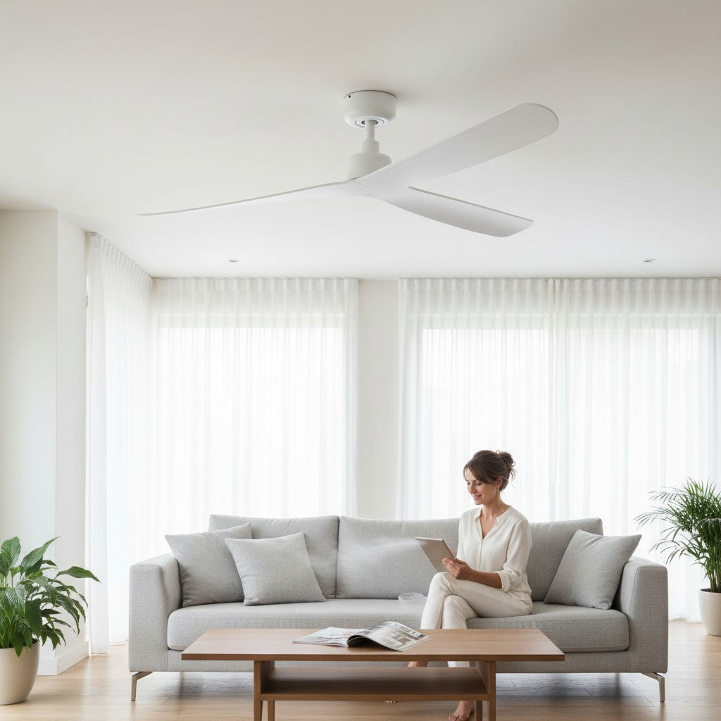 Ventilateur de plafond Lumisign ROCKER blanc mat, 3 pales ABS, moteur DC silencieux, Ø 1320 mm, design contemporain.