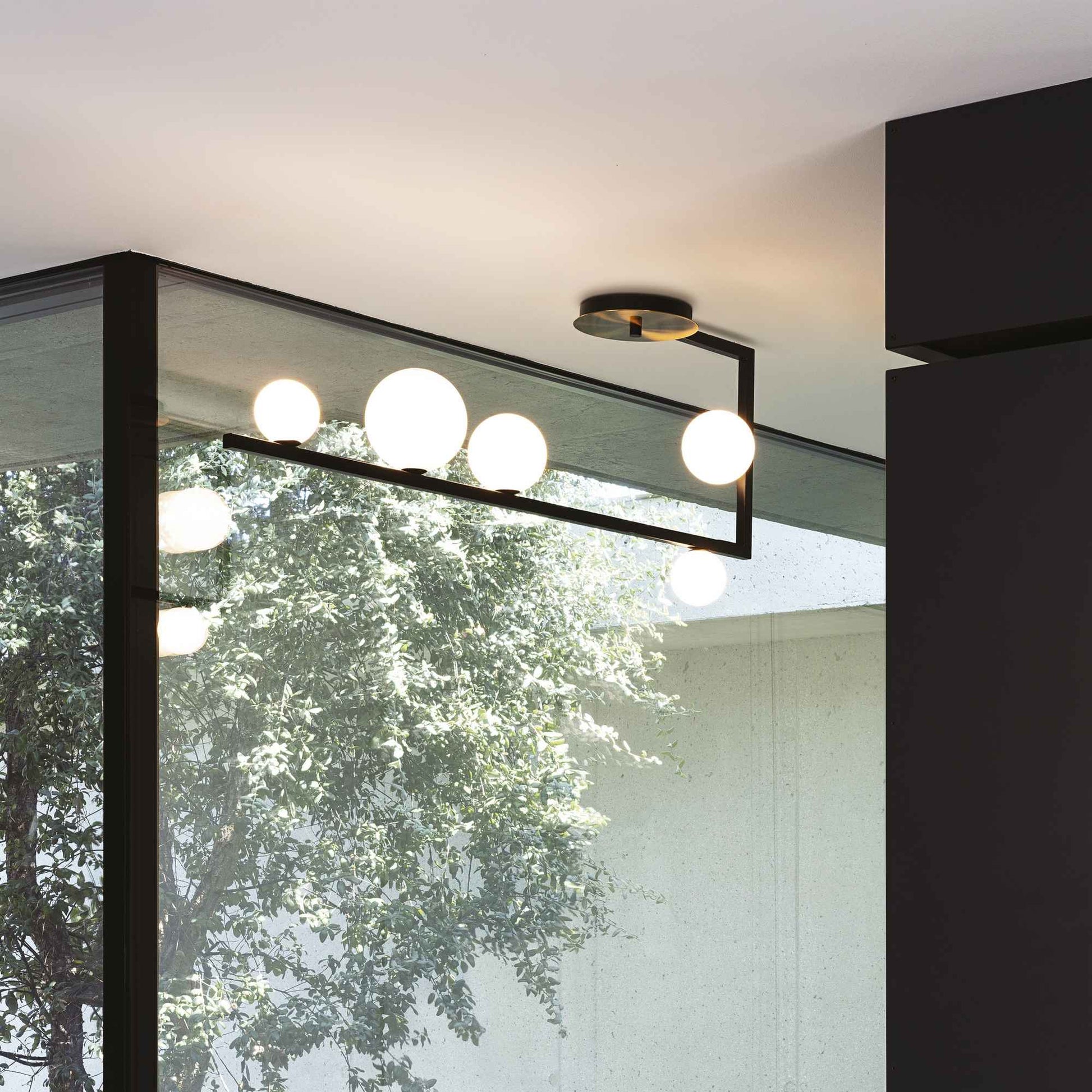 Plafonnier BIRDS 5 lampes verres soufflés - Éclairez votre intérieur avec style grâce à sa structure métal noir mat et ses diffuseurs en verre soufflé.
