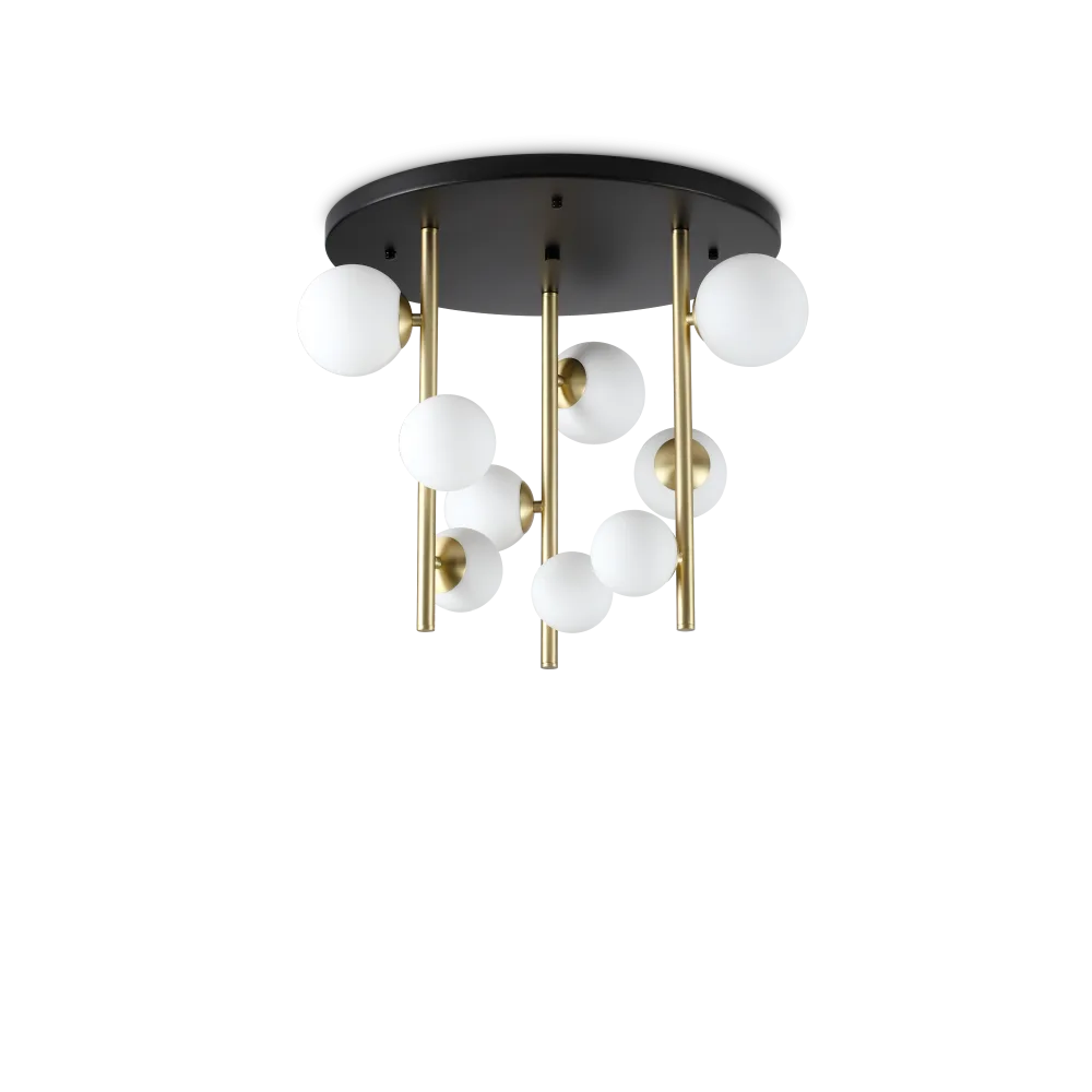 Plafonnier PERLAGE en métal finition laiton et noire avec traitement époxy. 9 sphères en verre blanc.