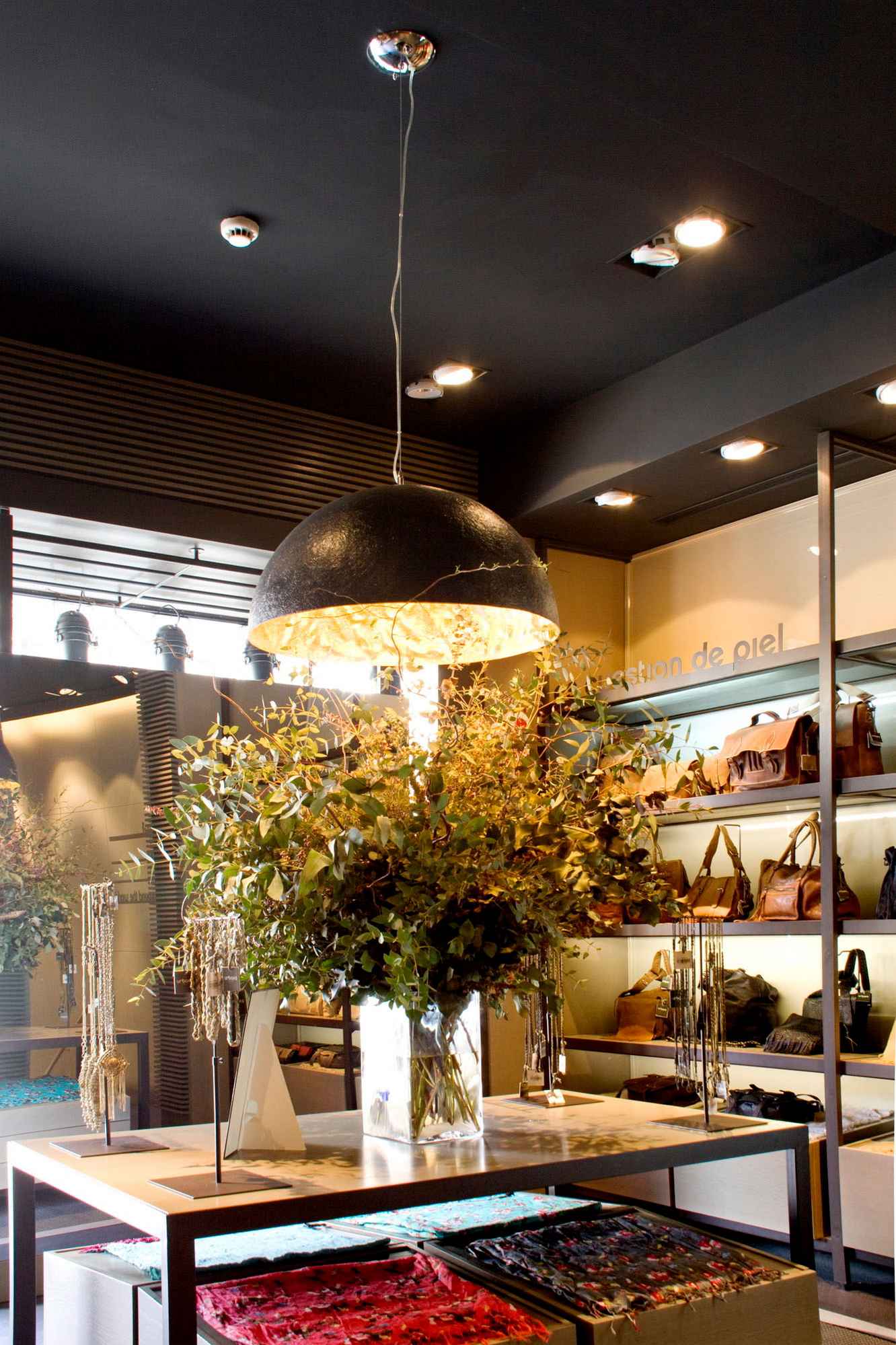grosse suspension noire et or 