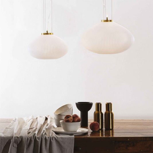 Suspension PLISSE verre soufflé Ø 35 ou 45 - Hauteur ajustable pour un éclairage personnalisé. Diffuseur en verre blanc avec décor en relief.